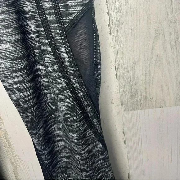 Lululemon Drop it like it’s hot crop capri leggings black and white size 2 - Picture 4 of 6